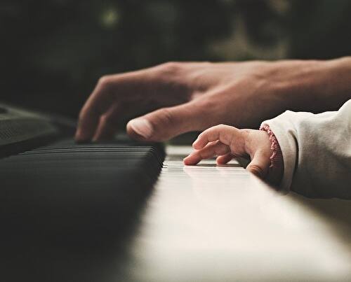 ピアノを弾く親子